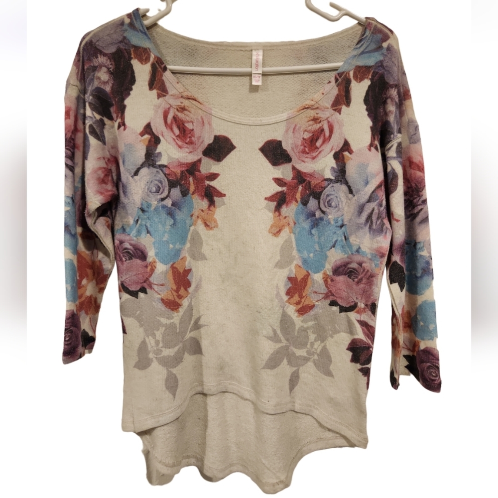 Xhilaration Floral 3/4 Sleeve Top Scoop Neck High Front Low Back Size XS
